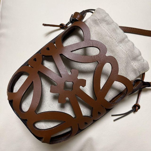 一流の品質 LOEWE - ロエベ アナグラムカットアウトポケット LOEWE