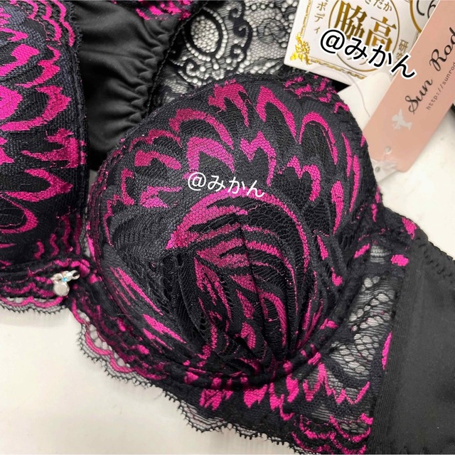 脇高育乳✨♥️ネオンカラーフラワーペタルブラショーツセット(ピンク) レディースの下着/アンダーウェア(ブラ&ショーツセット)の商品写真