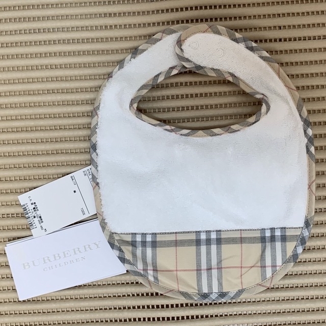 BURBERRY(バーバリー)の⭐︎様専用　バーバリー スタイ　新品タグあり キッズ/ベビー/マタニティのこども用ファッション小物(ベビースタイ/よだれかけ)の商品写真