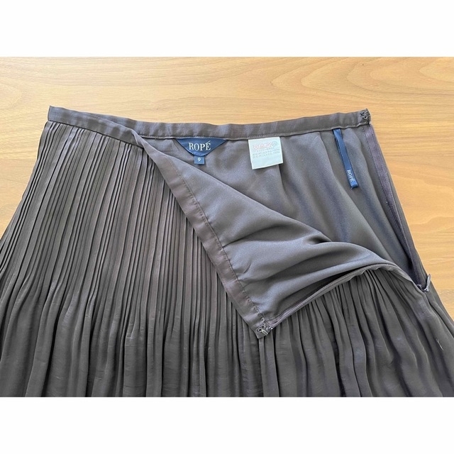 ROPE’(ロペ)のキレイめ ROPE ロペ プリーツスカート ブラウン シャイニー フレア 日本製 レディースのスカート(ひざ丈スカート)の商品写真