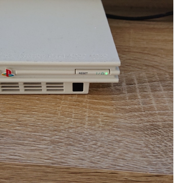 SONY(ソニー)のPlayStation2 本体 薄型 ホワイト SCPH-77000 エンタメ/ホビーのゲームソフト/ゲーム機本体(家庭用ゲーム機本体)の商品写真