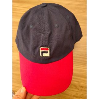 フィラ(FILA)のFILAキャップ ネイビー/赤　スクエアーのロゴ入(キャップ)