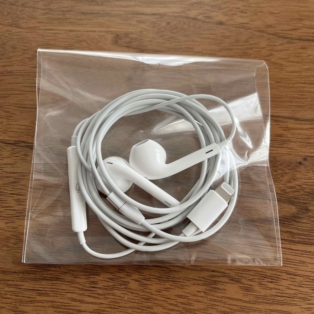 Apple(アップル)の新品　アップル純正品　iPhoneイヤホン　 スマホ/家電/カメラのオーディオ機器(ヘッドフォン/イヤフォン)の商品写真