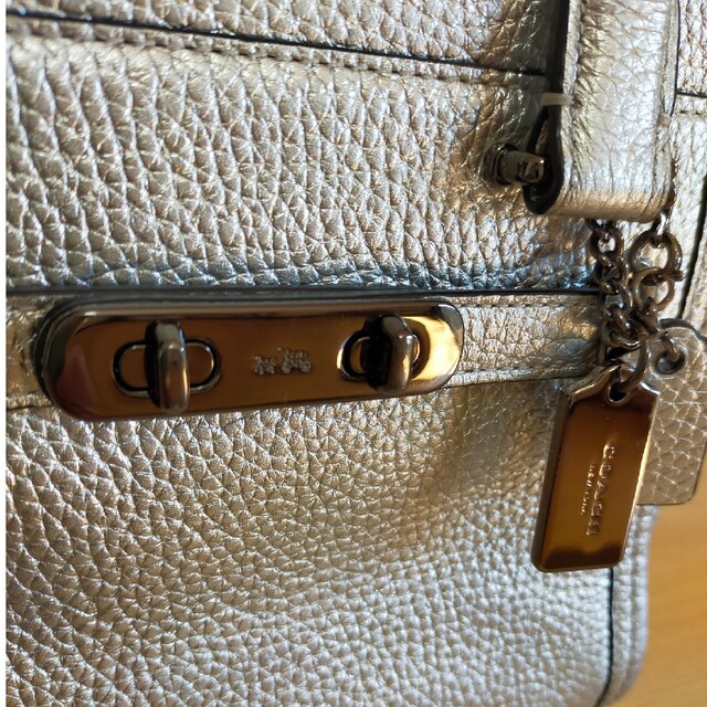 COACH(コーチ)のコーチ　スワッガーミニ　シルバー　ショルダーベルト付き レディースのバッグ(ハンドバッグ)の商品写真