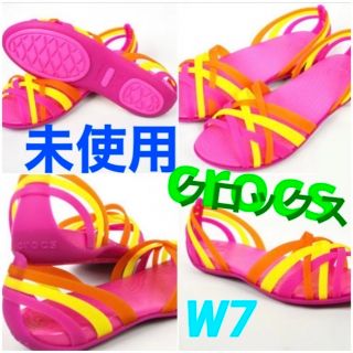 クロックス(crocs)の【未使用】クロックス　Crocs サンダル　フラット　ワラチェ　フューシャピンク(サンダル)