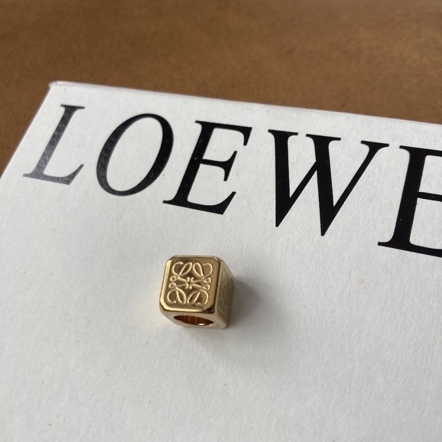 LOEWE(ロエベ)のジュンジュン様専用　ロエベ　ダイス　ゴールド　レザーチャーム レディースのアクセサリー(チャーム)の商品写真