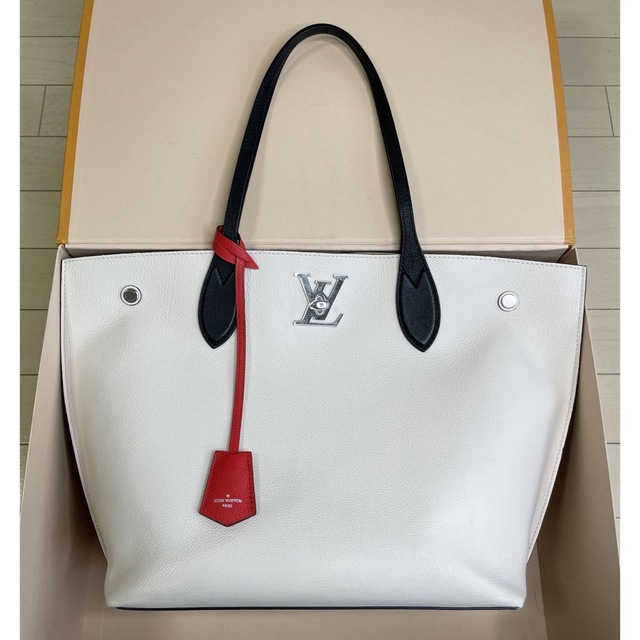 Louis Vuitton Lock Me Go カーフレザー トートバッグ