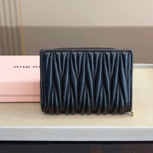 MIUMIU✩ミニ財布 黒 財布 ファッション小物 レディース 直販純正
