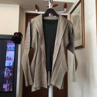 イッセイミヤケ(ISSEY MIYAKE)の専用 イッセイプリーツプリーズ シルエットの綺麗なお洒落ジャケット(ノーカラージャケット)