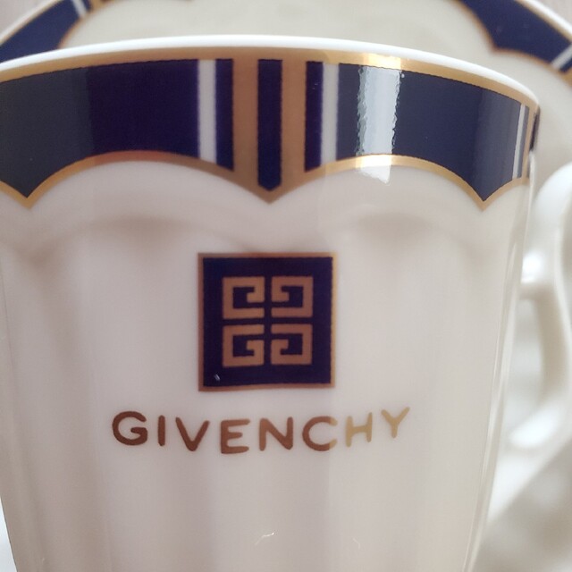 GIVENCHY(ジバンシィ)のbe Happy様専用☆新品未使用☆ジバンシー カップ&ソーサー 5客 インテリア/住まい/日用品のキッチン/食器(グラス/カップ)の商品写真