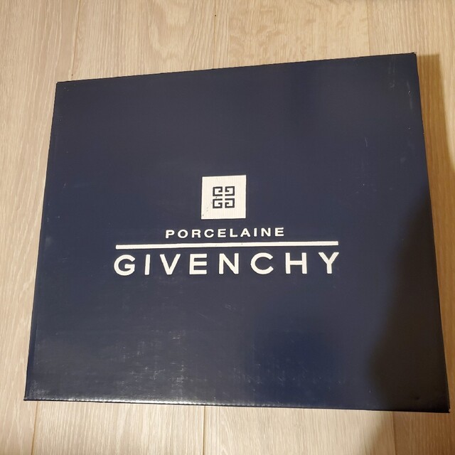 GIVENCHY(ジバンシィ)のbe Happy様専用☆新品未使用☆ジバンシー カップ&ソーサー 5客 インテリア/住まい/日用品のキッチン/食器(グラス/カップ)の商品写真