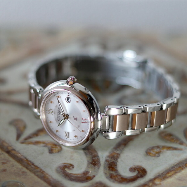 CITIZEN - シチズン CITIZEN 腕時計 レディース ES9465-50W クロスシー ミズコレクション エコ・ドライブ電波時計 ティタニア シリーズ ハッピーフライト xC mizu collection Titania Happy Flight エコ・ドライブ電波(H060) ピンクxシルバー/サクラピンク アナログ表示 ...