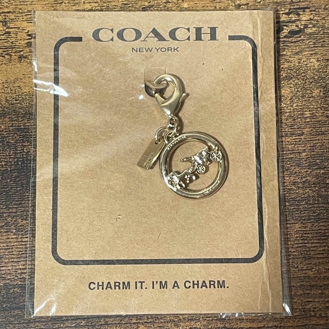 COACH(コーチ)のCOACH  ゴールド　チャーム　キーホルダー　コーチ　未使用 レディースのファッション小物(キーホルダー)の商品写真