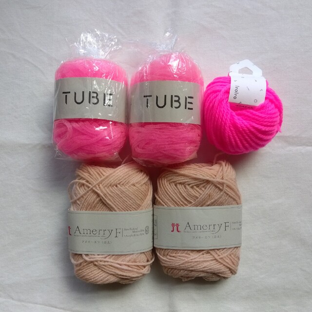 ピンクの毛糸 5玉セット ハンドメイドの素材/材料(生地/糸)の商品写真