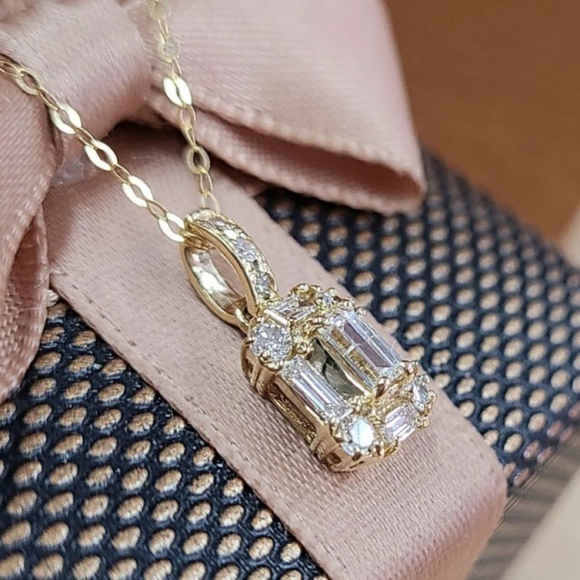 ボタニカル ミディアムベール スクエア デザイン!0.43ct ダイヤモンド
