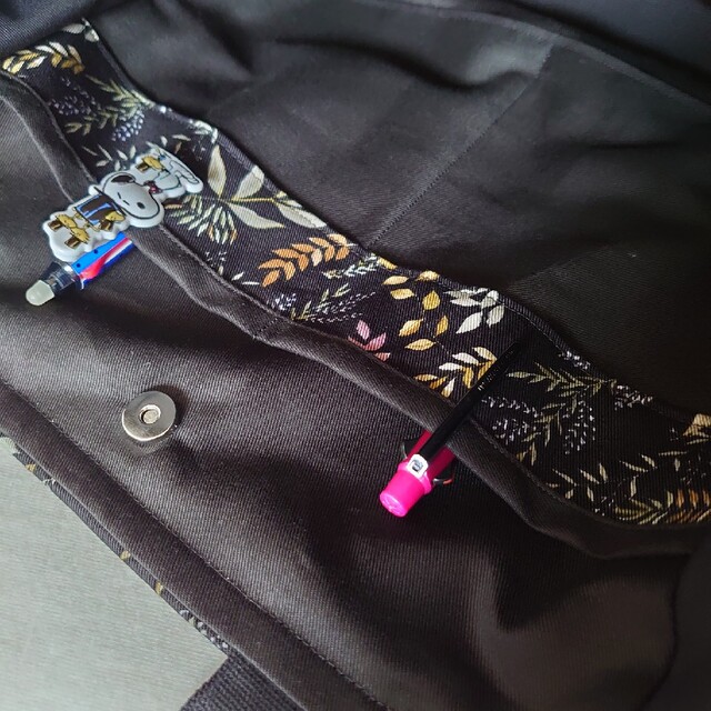 ボタニカルブラック　サイドポケット　肩掛けトートバッグ　ハンドメイド ハンドメイドのファッション小物(バッグ)の商品写真