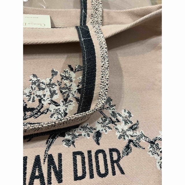 Christian Dior(クリスチャンディオール)の新品・未開封⭐︎東京都現代美術館 ディオール　夢のクチュリエ　トートバッグ レディースのバッグ(トートバッグ)の商品写真