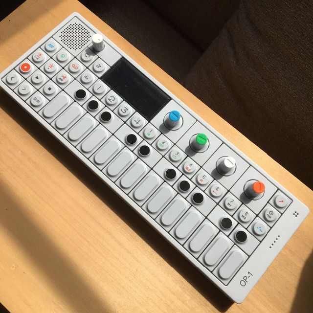 TEENAGE Engineering OP-1 楽器の鍵盤楽器(キーボード/シンセサイザー)の商品写真