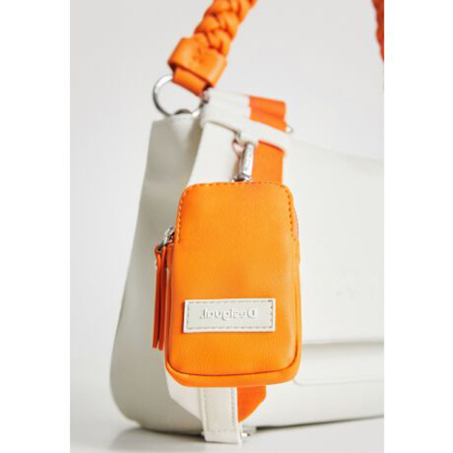 DESIGUAL(デシグアル)の新品✨タグ付き♪デシグアル　ショルダーバッグ  ホワイト　大特価‼️ レディースのバッグ(ショルダーバッグ)の商品写真