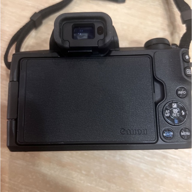 Canon(キヤノン)の数回使用　EOS kiss M ダブルズームキット スマホ/家電/カメラのカメラ(ミラーレス一眼)の商品写真