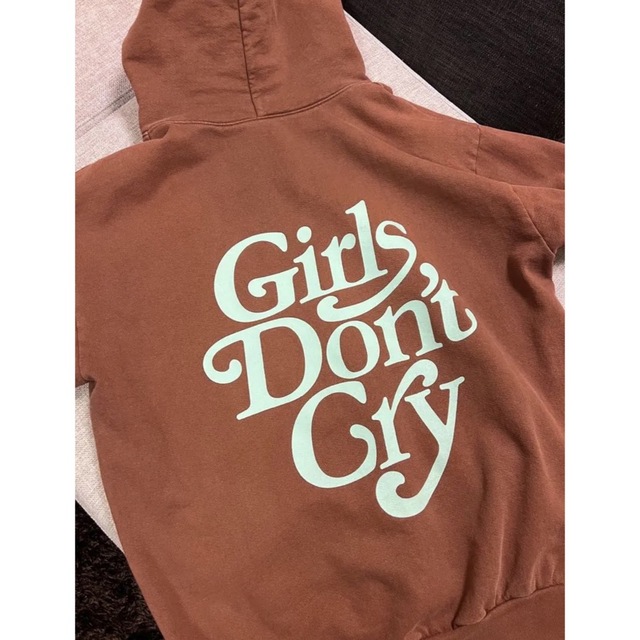 Girls Don't Cry フーディ ブラウン