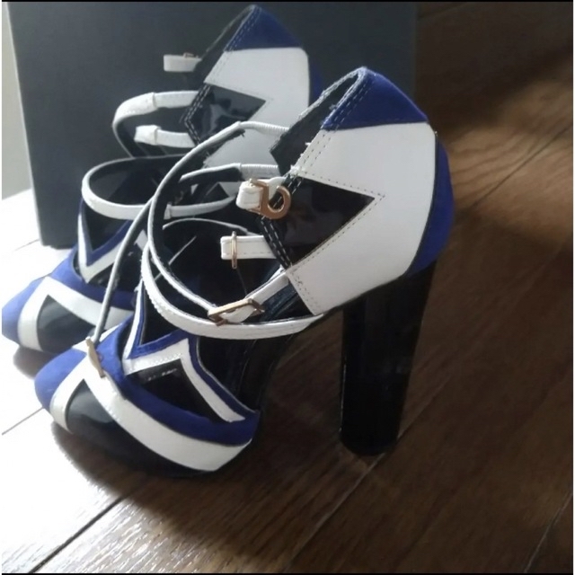 MURUA(ムルーア)の★未使用  MURUA  ブルー×黒×白　コンビネーションチャンキーパンプス レディースの靴/シューズ(ハイヒール/パンプス)の商品写真