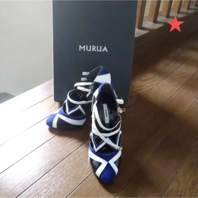 MURUA(ムルーア)の★未使用  MURUA  ブルー×黒×白　コンビネーションチャンキーパンプス レディースの靴/シューズ(ハイヒール/パンプス)の商品写真