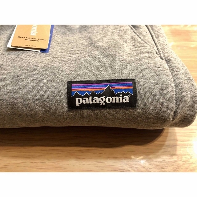 patagonia(パタゴニア)の【新品】M's P-6 Big LabelUprisal Sweatpants メンズのパンツ(その他)の商品写真