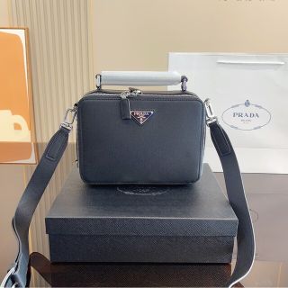 PRADA - ✨未使用に近い✨プラダ ショルダーバッグ 三角ロゴ カメラ