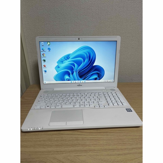 富士通(フジツウ)のFUJITSUノートパソコン第7世代Corei7SSD512GB メモリ16GB スマホ/家電/カメラのPC/タブレット(ノートPC)の商品写真