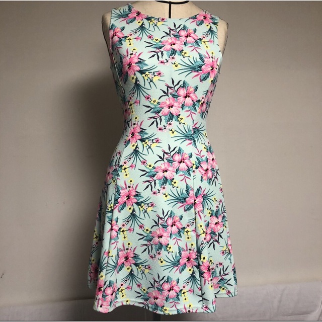 H&M(エイチアンドエム)のドレス　花柄 レディースのフォーマル/ドレス(ミニドレス)の商品写真