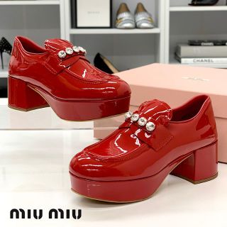 ミュウミュウ(miumiu)の6267 未使用 ミュウミュウ パテント ビジュー ヒール ローファー パンプス(ハイヒール/パンプス)