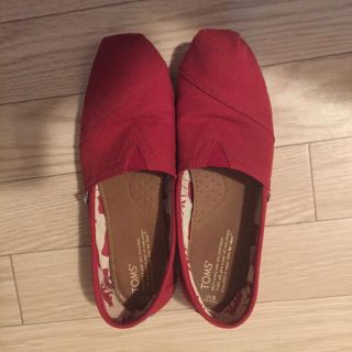 トムズ(TOMS)の2点以上購入値下げ様専用☆TOMS トムズ スリッポン フラットシューズ 赤(スリッポン/モカシン)