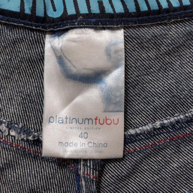 PLATINUM FUBU(プラティナムフブ)のW40 FUBU フブ アリ ワッペン刺繍ワイドデニム ロゴ刺繍 ネイビー 紺 メンズのパンツ(デニム/ジーンズ)の商品写真