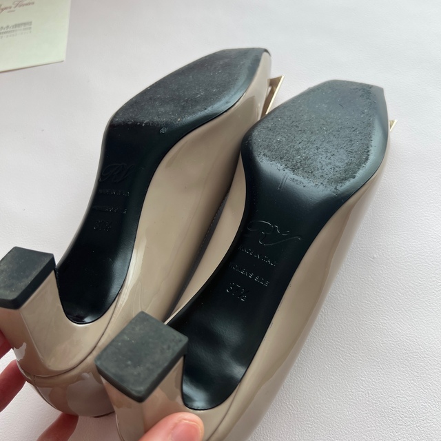 ロジェヴィヴィエ Roger Vivier トランペット パテント パンプス 格安