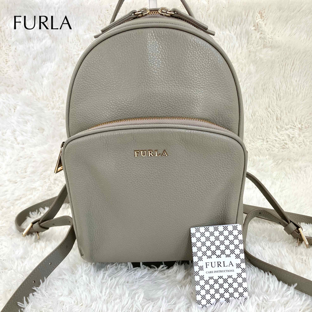 Furla(フルラ)の【訳あり特価】フルラ リュック レザー ミニ フリーダ グレージュ 金具 ロゴ レディースのバッグ(リュック/バックパック)の商品写真