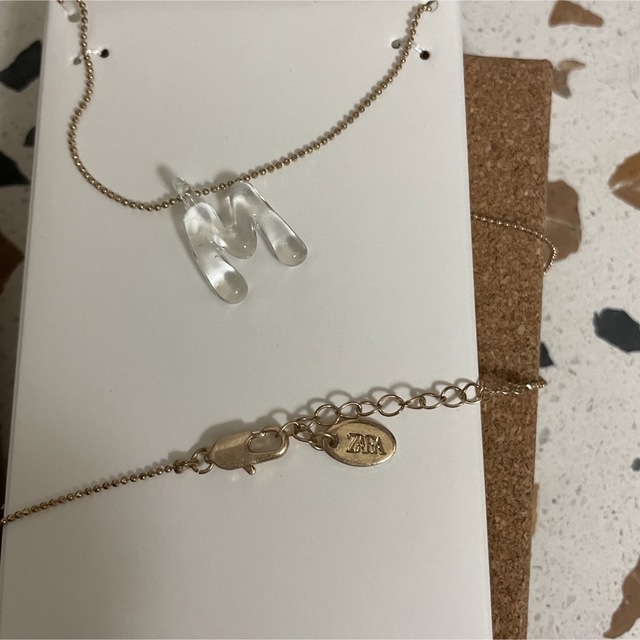 ZARA(ザラ)のZARA イニシャルネックレス　ガラス　M レディースのアクセサリー(ネックレス)の商品写真