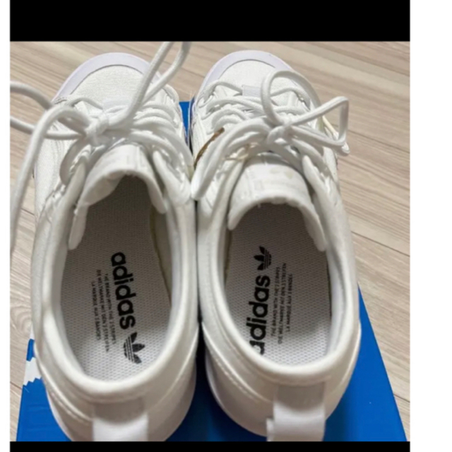 adidas(アディダス)のadidas スニーカー　白　25.5 レディースの靴/シューズ(スニーカー)の商品写真