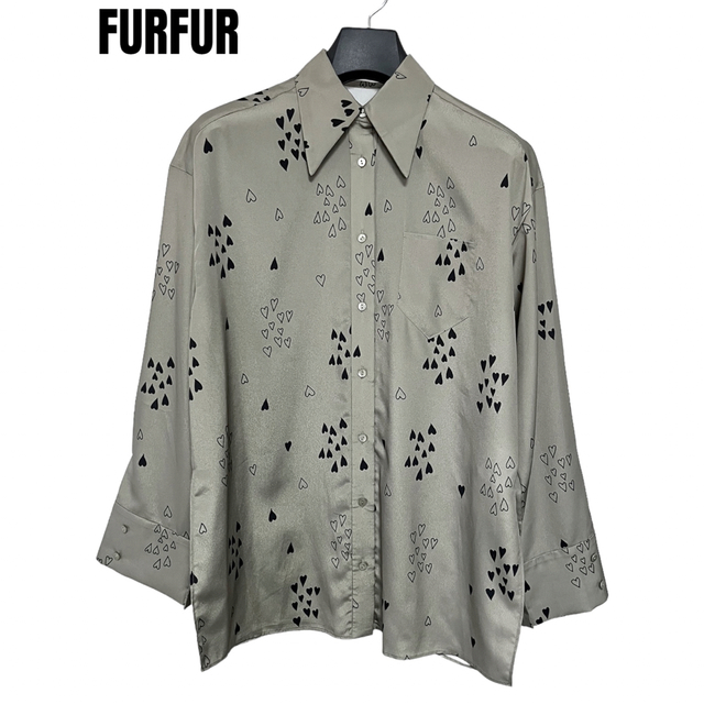 fur fur(ファーファー)の匿名発送　新品未使用　FURFUR ファーファー　ハートプリントシャツ　カーキ レディースのトップス(シャツ/ブラウス(長袖/七分))の商品写真