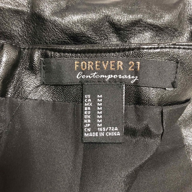 FOREVER 21(フォーエバートゥエンティーワン)のForever21 フォーエバー21 スタッズスカート　タイトスカート　黒 レディースのスカート(ミニスカート)の商品写真