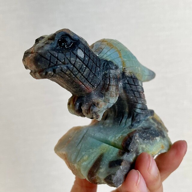アマゾンナイトの恐竜 天然石置物 パワーストーン 彫刻 激レア 希少 ゴジラ 4