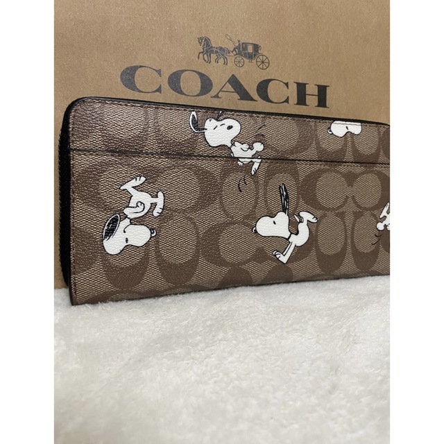 COACH(コーチ)の【新品/未使用】長財布 スヌーピー　COACH コーチ　ベージュ レディースのファッション小物(財布)の商品写真