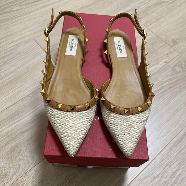 Valentino ロックスタッズ パンプス ベージュ-