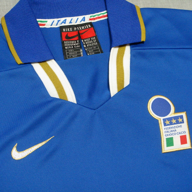 NIKE(ナイキ)の☆おまけ付き☆イタリア代表1996ホーム Nike ユニフォーム Pumaポロ　 スポーツ/アウトドアのサッカー/フットサル(ウェア)の商品写真