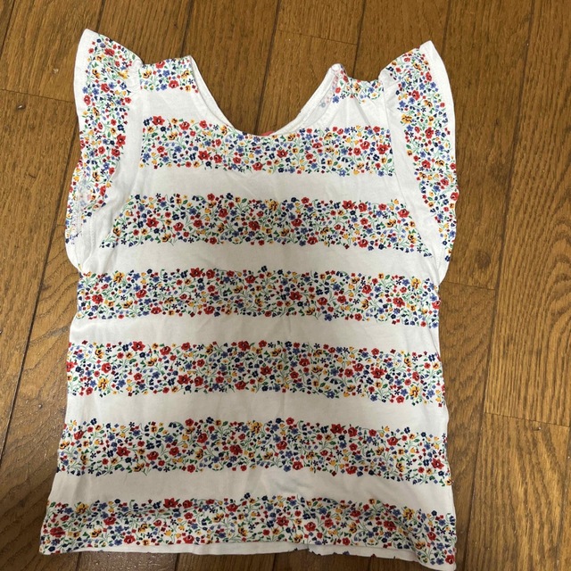 UNIQLO(ユニクロ)のユニクロ　キッズUT LIBERTY London サイズ120 キッズ/ベビー/マタニティのキッズ服女の子用(90cm~)(Tシャツ/カットソー)の商品写真