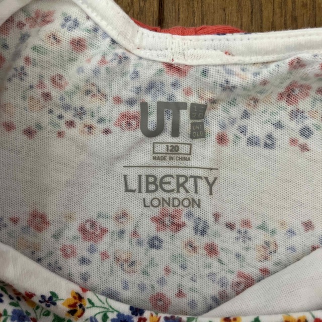 UNIQLO(ユニクロ)のユニクロ　キッズUT LIBERTY London サイズ120 キッズ/ベビー/マタニティのキッズ服女の子用(90cm~)(Tシャツ/カットソー)の商品写真
