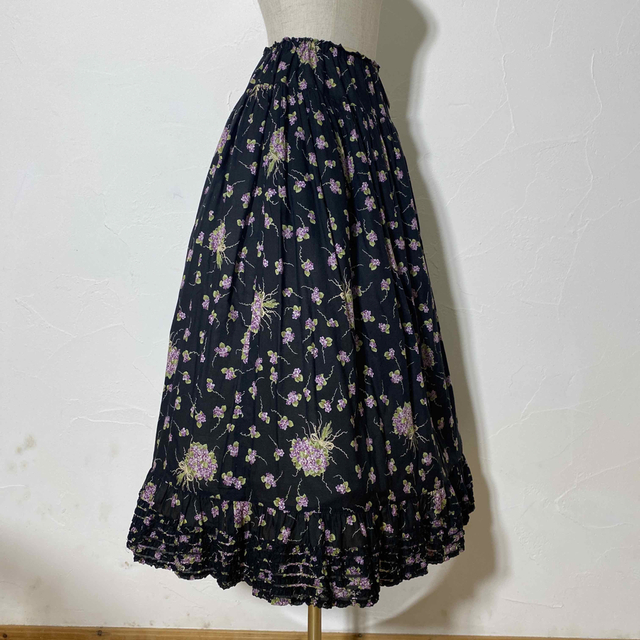 KANEKO ISAO(カネコイサオ)のワンダフルワールド💜🖤とても上品で素敵なスミレブーケ柄スカート💜🖤 レディースのスカート(ロングスカート)の商品写真