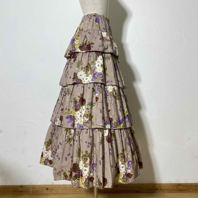 KANEKO ISAO(カネコイサオ)のカネコイサオ　綿ブロードの段々スカート　ミックスブーケ柄になります💝 レディースのスカート(ロングスカート)の商品写真
