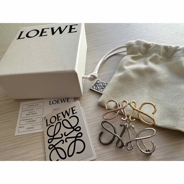 LOEWE(ロエベ)の新品未使用　ロエベ　アナグラム　ブローチ　マルチカラー レディースのアクセサリー(ブローチ/コサージュ)の商品写真