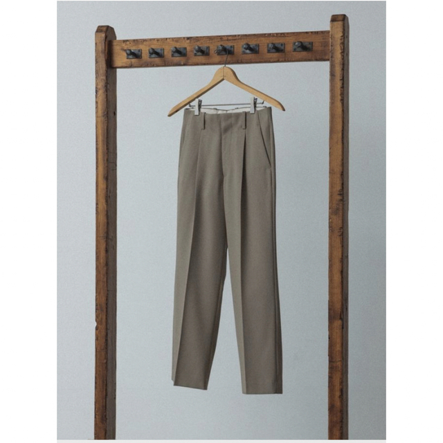 LIDNM(リドム)のWOOL BACKSATIN SLACKS メンズのパンツ(スラックス)の商品写真